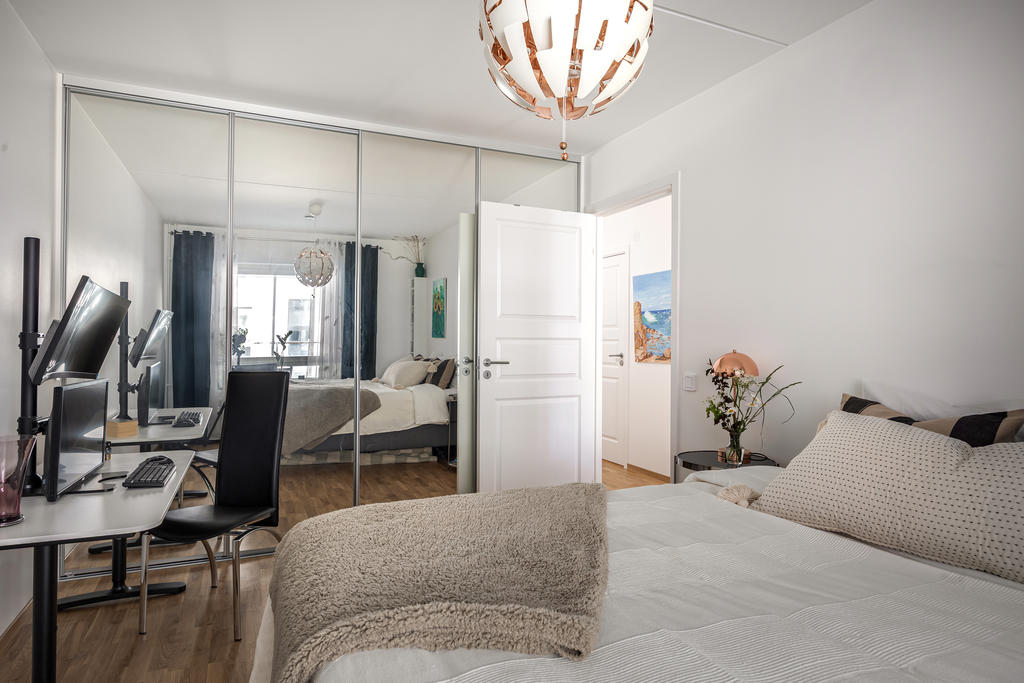 Förvaring i skjutdörrsgarderob med spegelglas