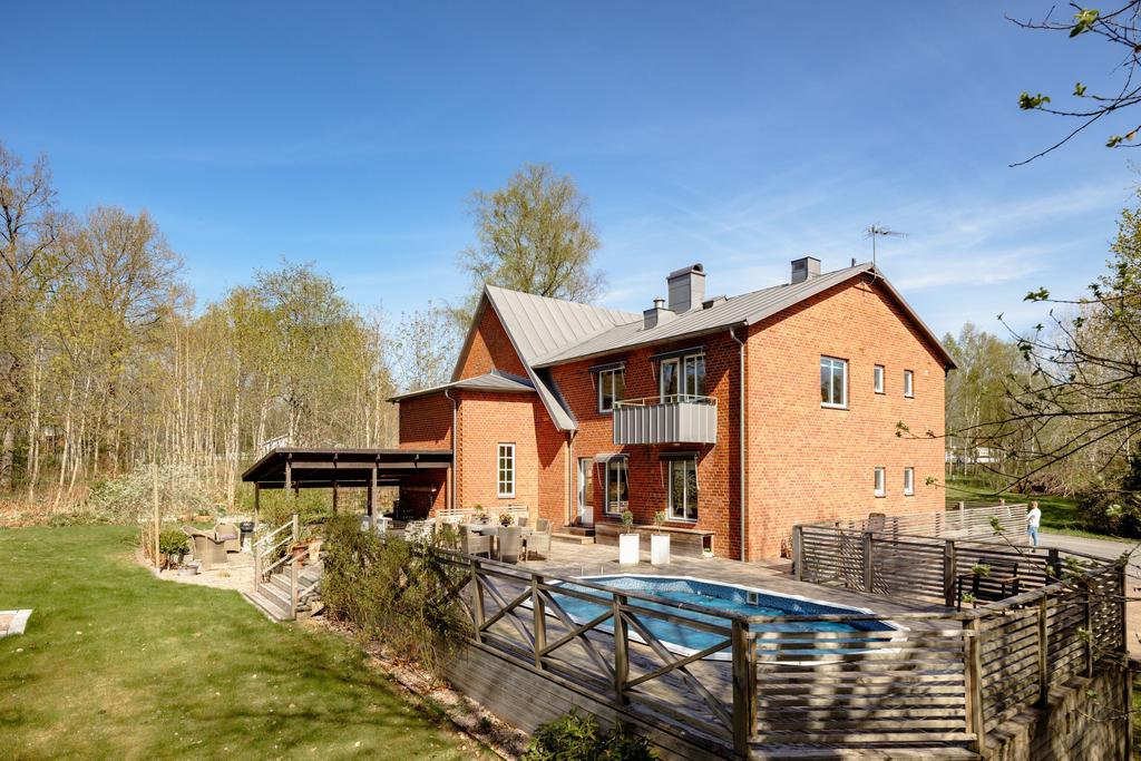 Baksida åt väster med terrass och pool