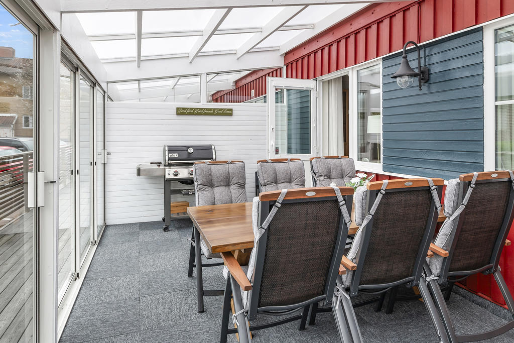 Inglasad altan som nås från vardagsrummet