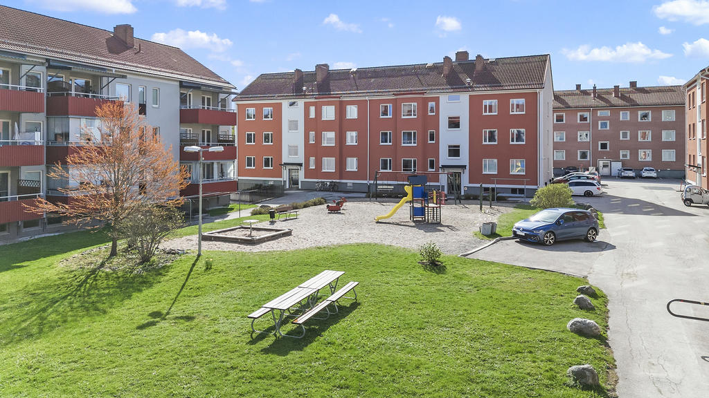 Entrésida mot innergården 