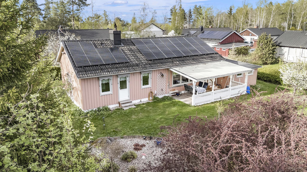 Baksidan med grönytor