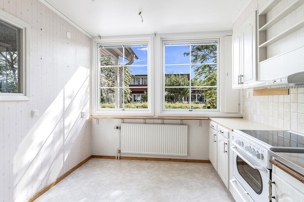 Kök med plats för matbord och stolar