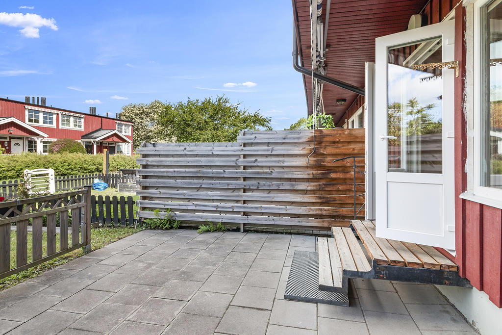 Plattlagd uteplats i västerläge