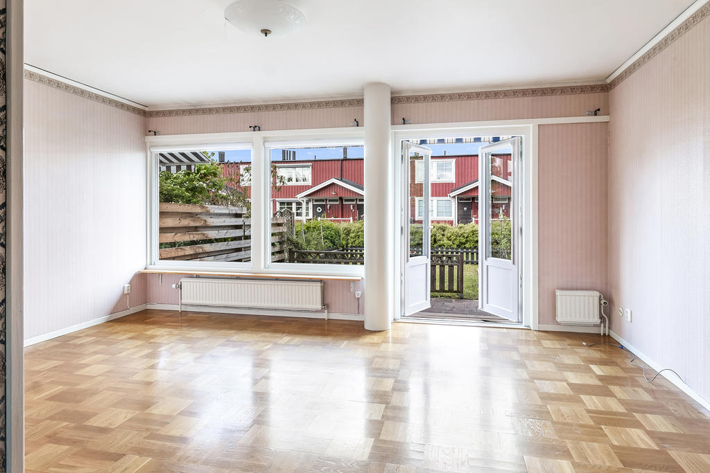 Vardagsrum med utgång till uteplats