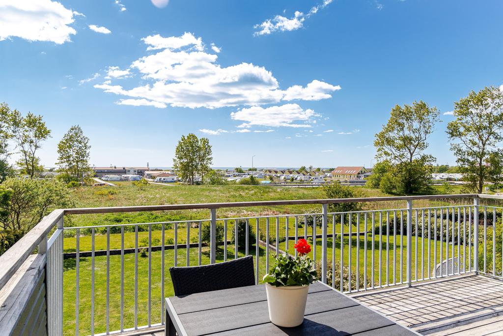 Vy ifrån balkongen med utgång ifrån allrummet