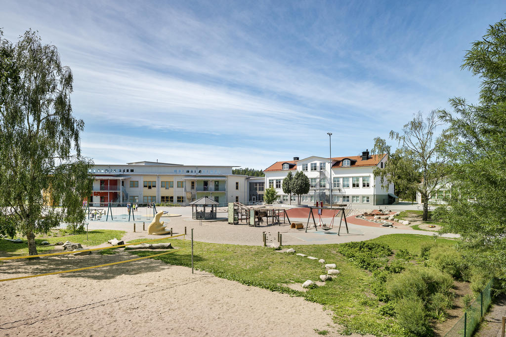 Bollstanäs skola har cirka 500 elever från förskoleklass till årskurs 5. Skolan är en blandning av gammalt och nytt. Huvudbyggnaden invigdes redan i början av 1930-talet. Kring huvudbyggnaden har nu en helt ny skola byggts upp. Skolan ligger vackert beläget vid Norrvikens strand.