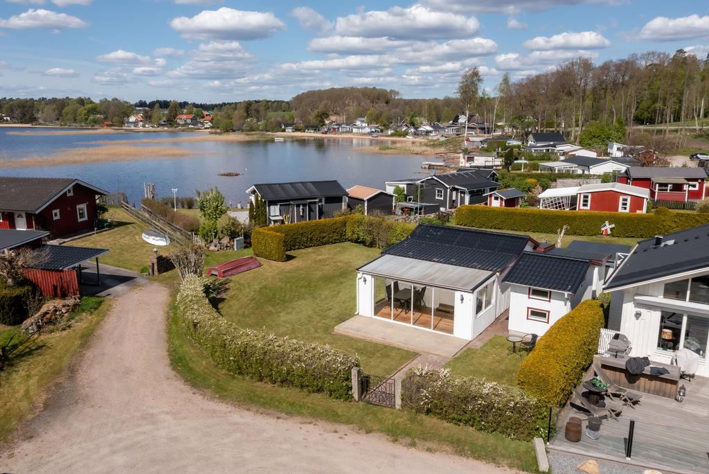 Fin hörntomt , ca 20 meter till brygga och bad