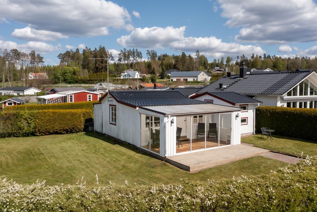 Soligt läge med kvällssol på altanen.