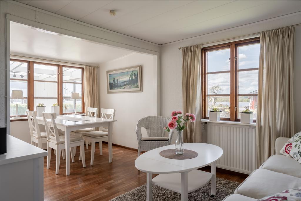 Storstuga med plats för soffa och matbord