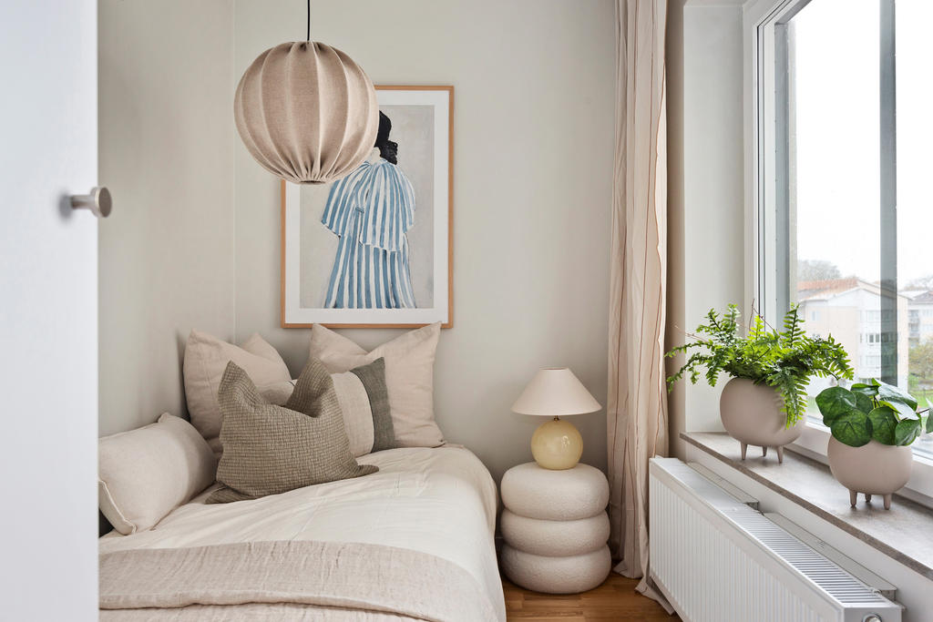 Praktisk sovalkov med fönster och en garderob.