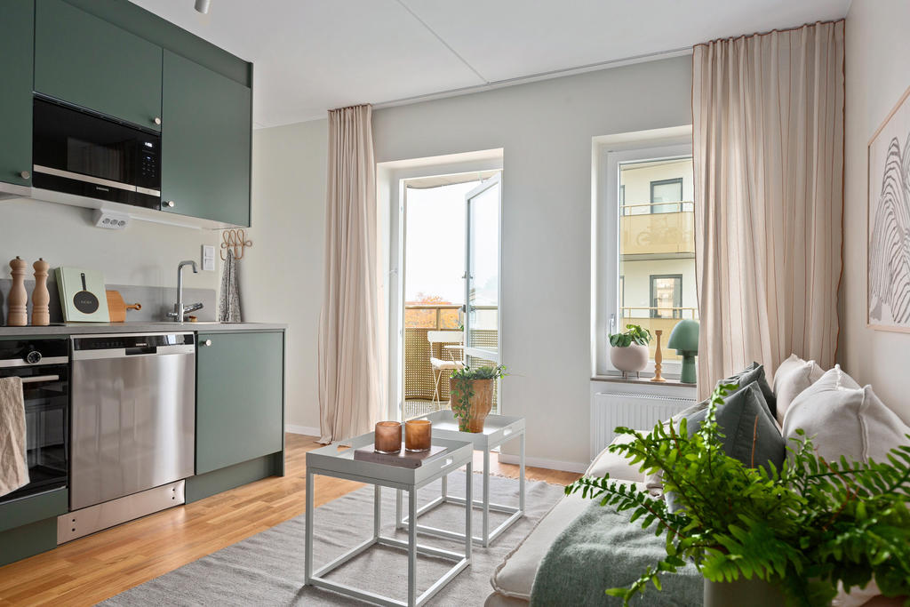 Lättmöblerat allrum med utgång till balkongen.