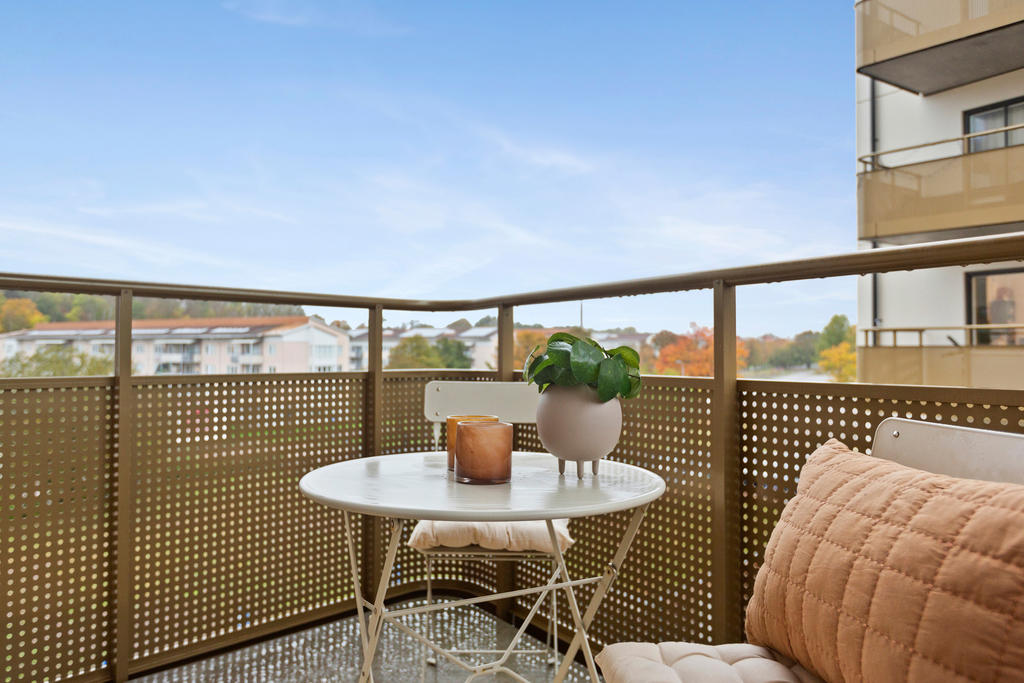 Stor, härlig balkong med plats för utemöbler.