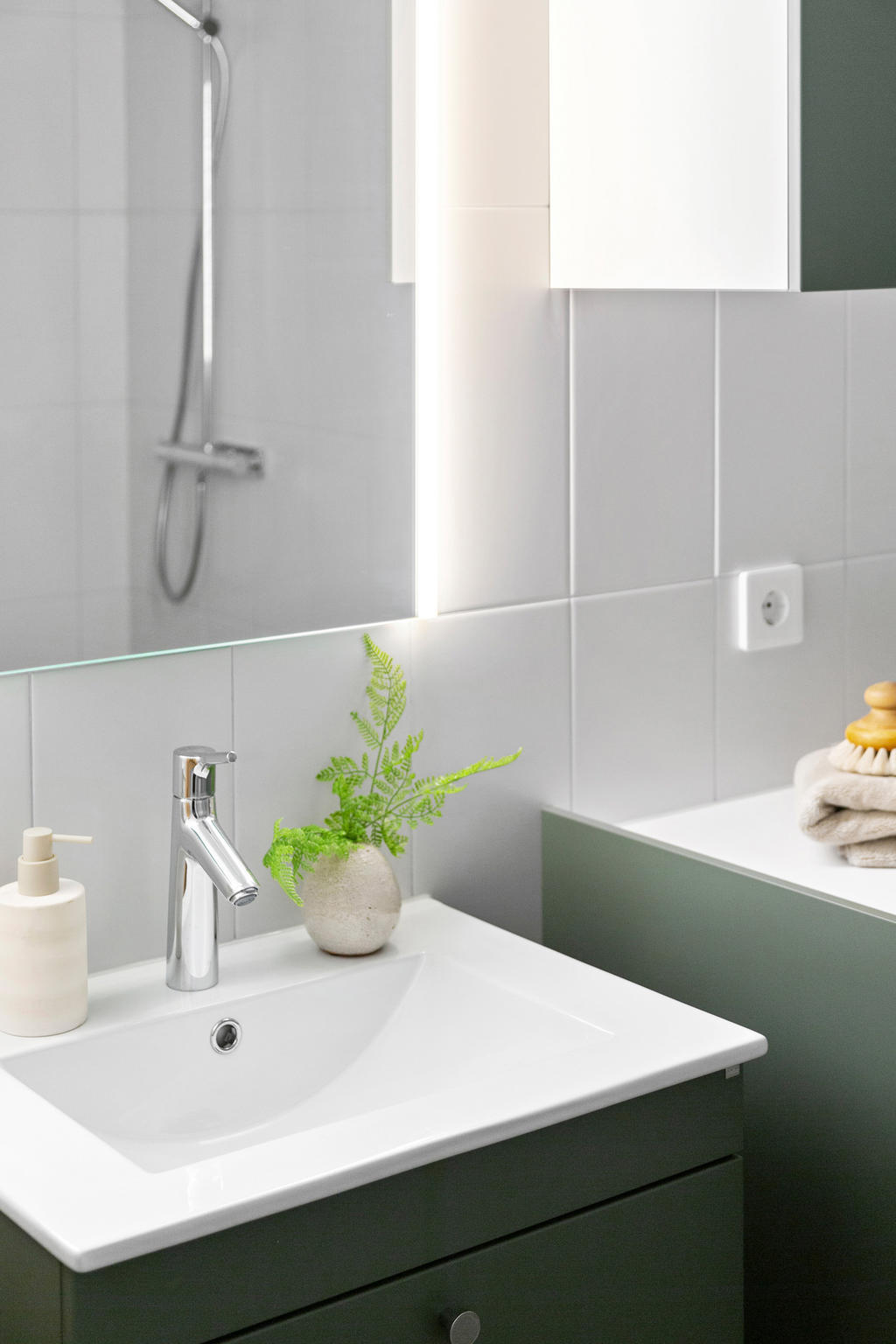 Spegel med infälld belysning.