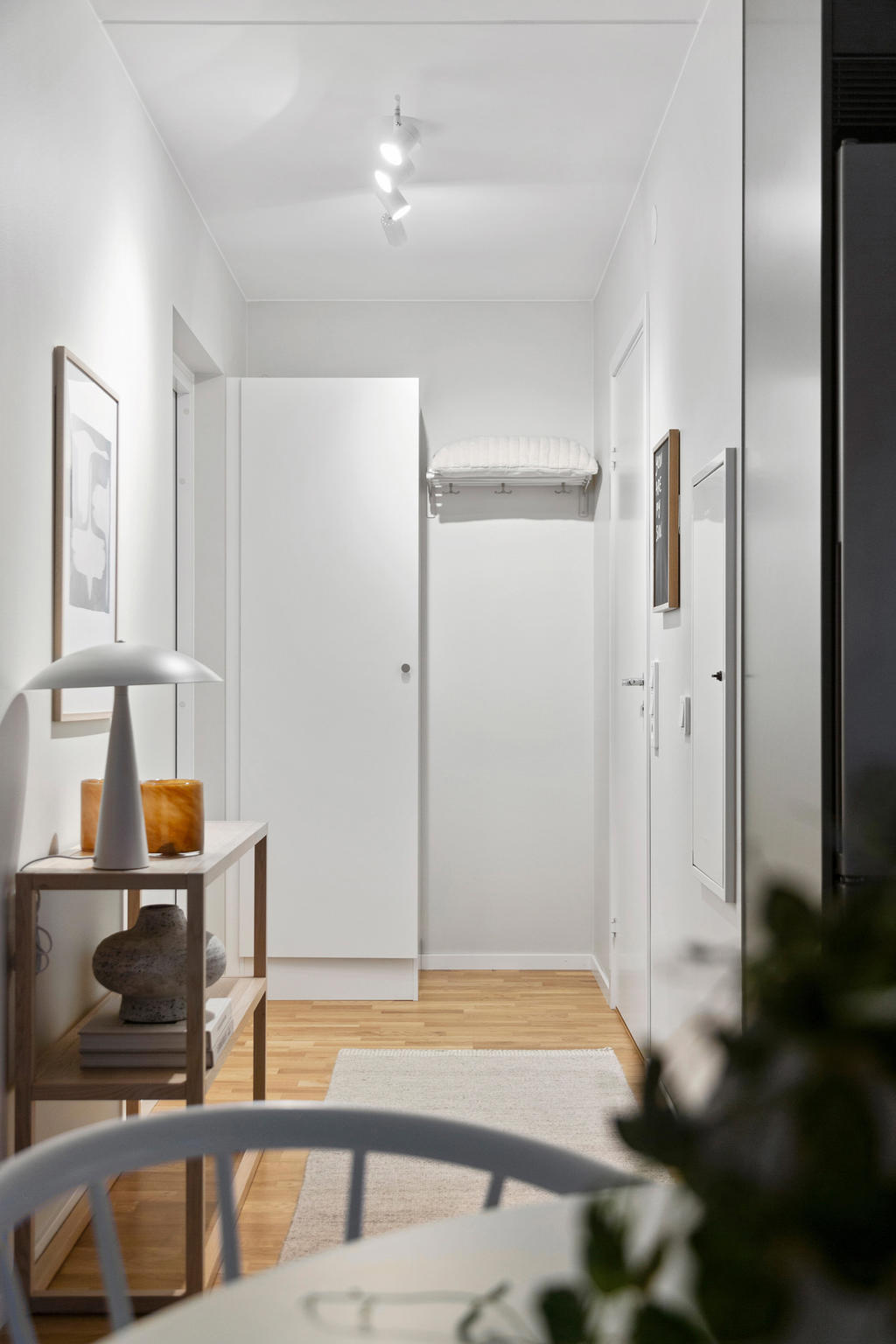 Möblerbar hall med garderob och plats för avhängning.