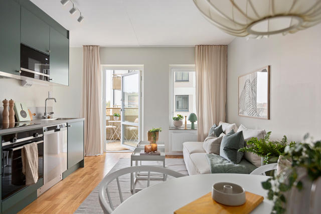 Välkommen in i denna optimalt planerade etta med sovalkov!