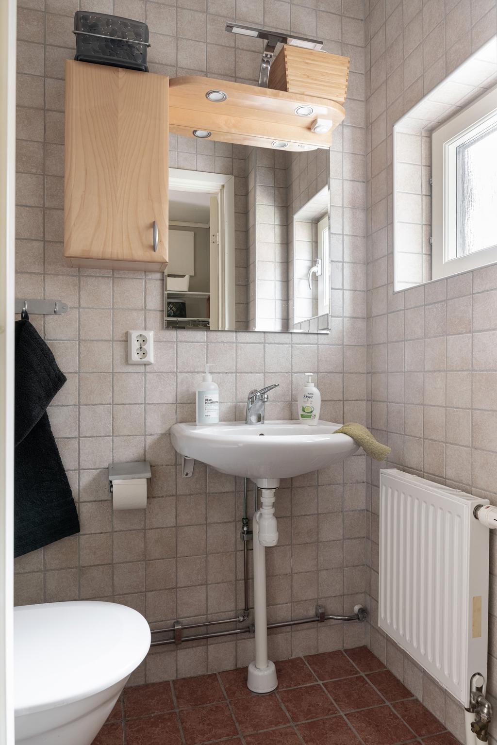 Intill hallen finns en mindre WC.