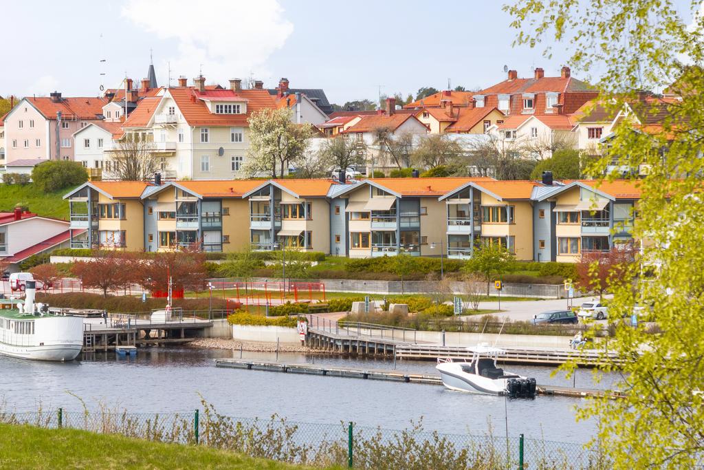Med Dalälven och den natursköna strandpromenaden precis utanför dörren får du ett hem med omedelbar närhet till vackra vyer och rogivande promenadstråk.