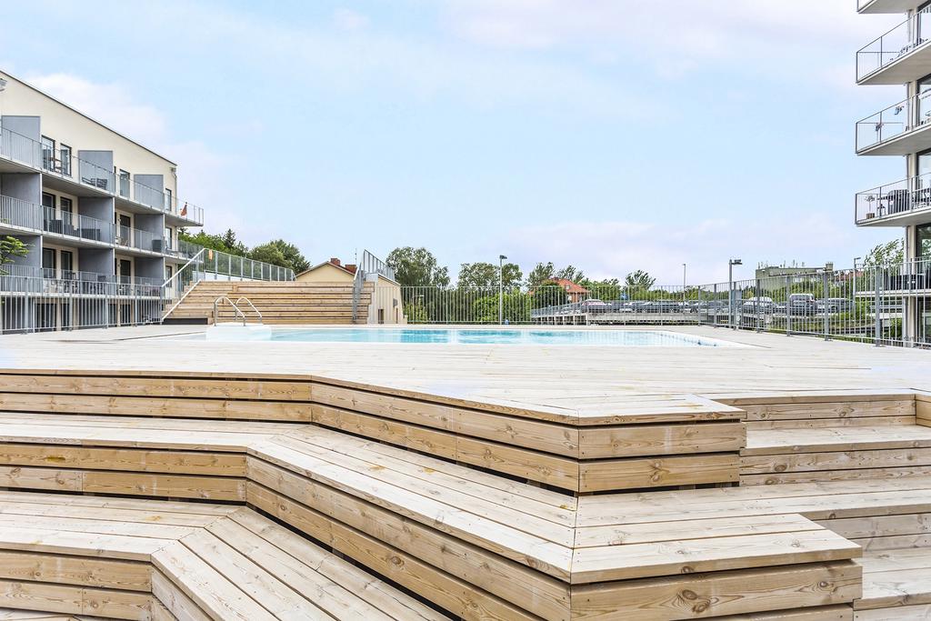 Föreningens gemensamma pool med soldäcket i bakgrunden.