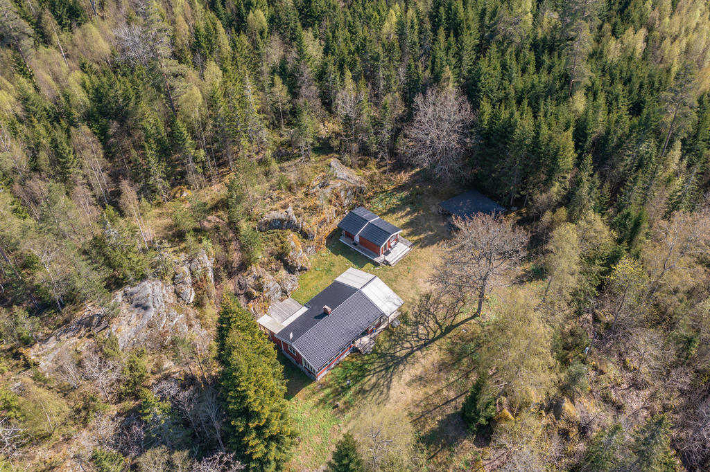 Vacker plats att njuta av både lugn och solsken med närhet till bra svampskog.