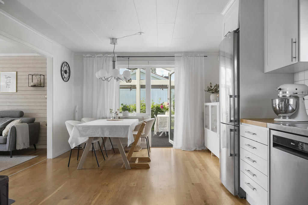 Vy från köket ut till det inglasade uterummet. 