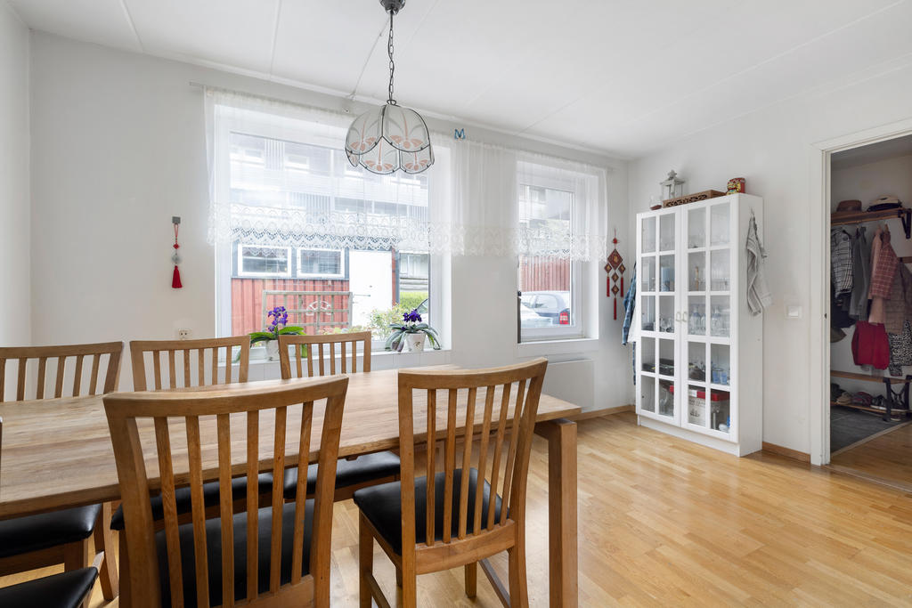 Matplats och glimt mot entrén