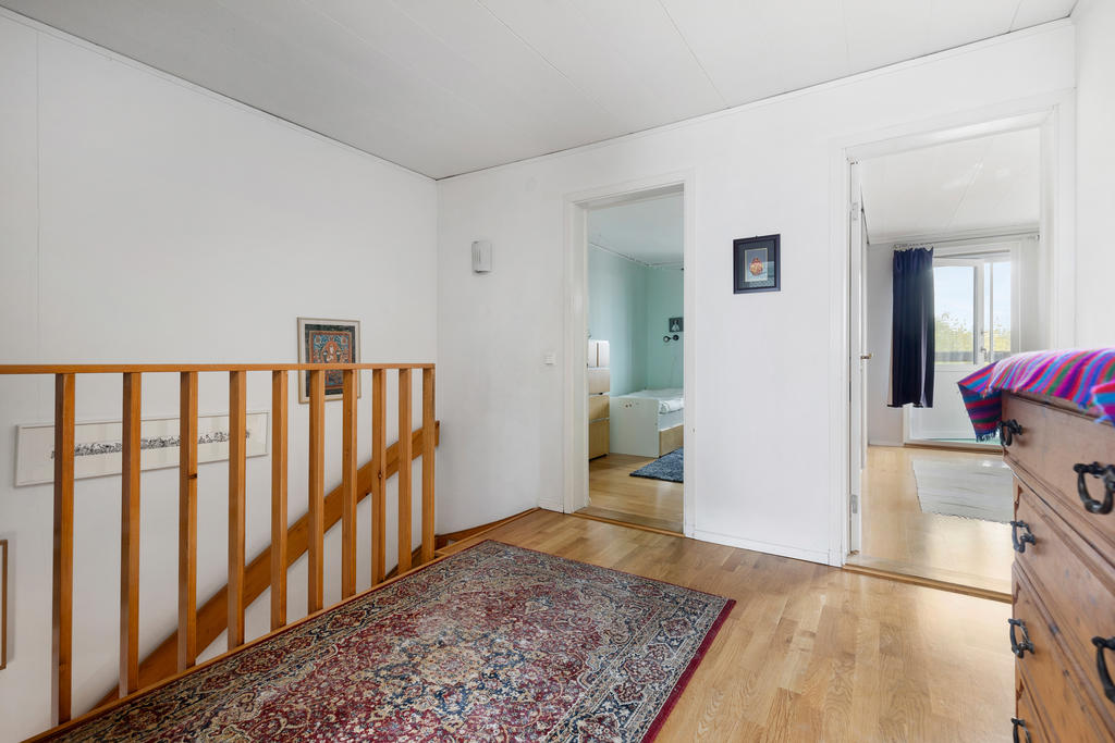 Övre möblerbar hall med ingång till 4 sovrum