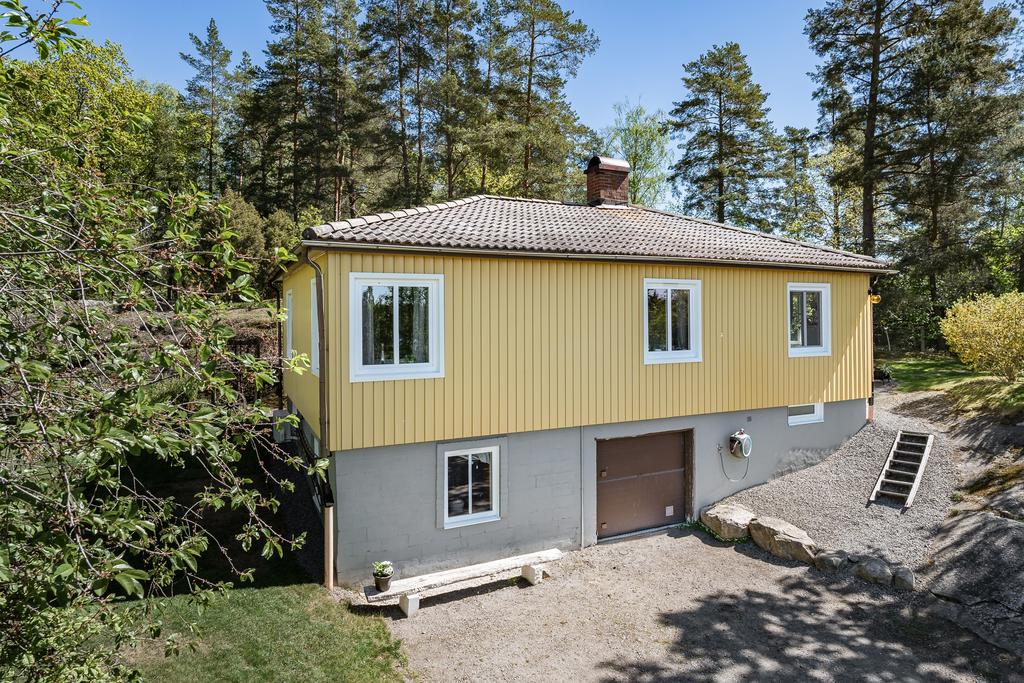 Enplanshus med källare. 