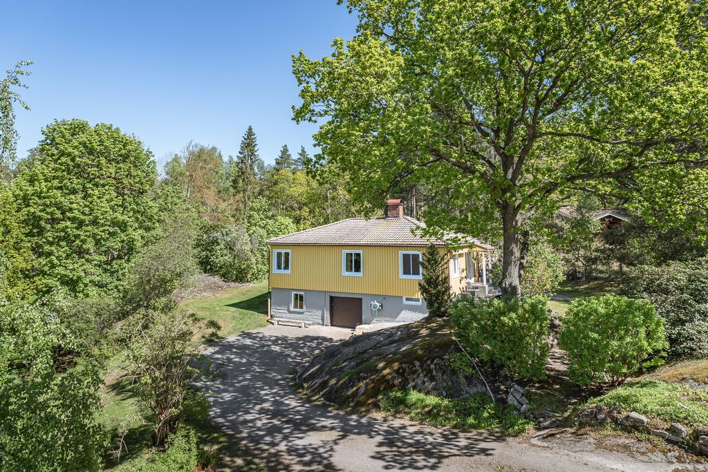 Kuperad tomt med delvis naturtomt