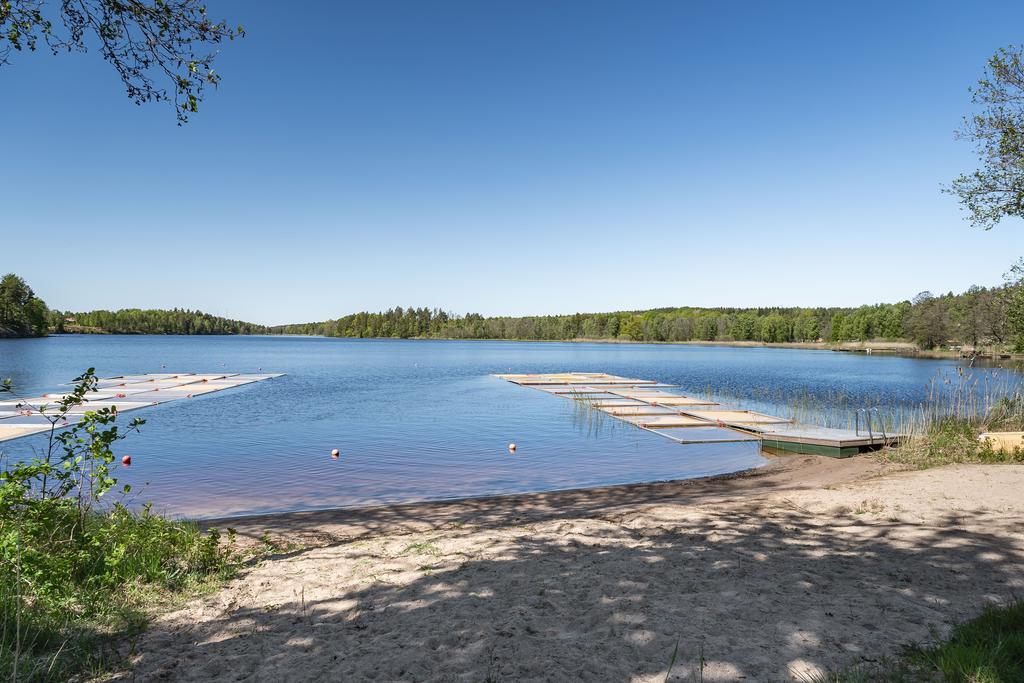 Butbros strand i Gron. Platterna i vattnet tillfälligt mot algväxter