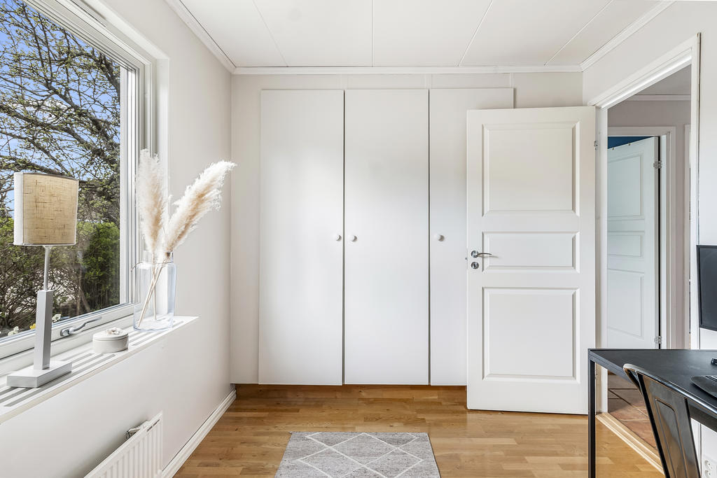 Sovrum 1 med inbyggda garderober