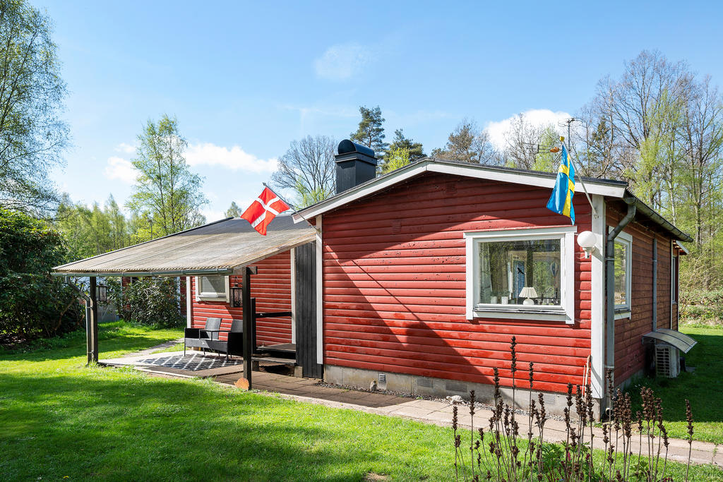 Uteplats under tak i samband med entrén