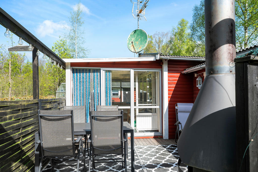 Uteplats med ingång till uterummet