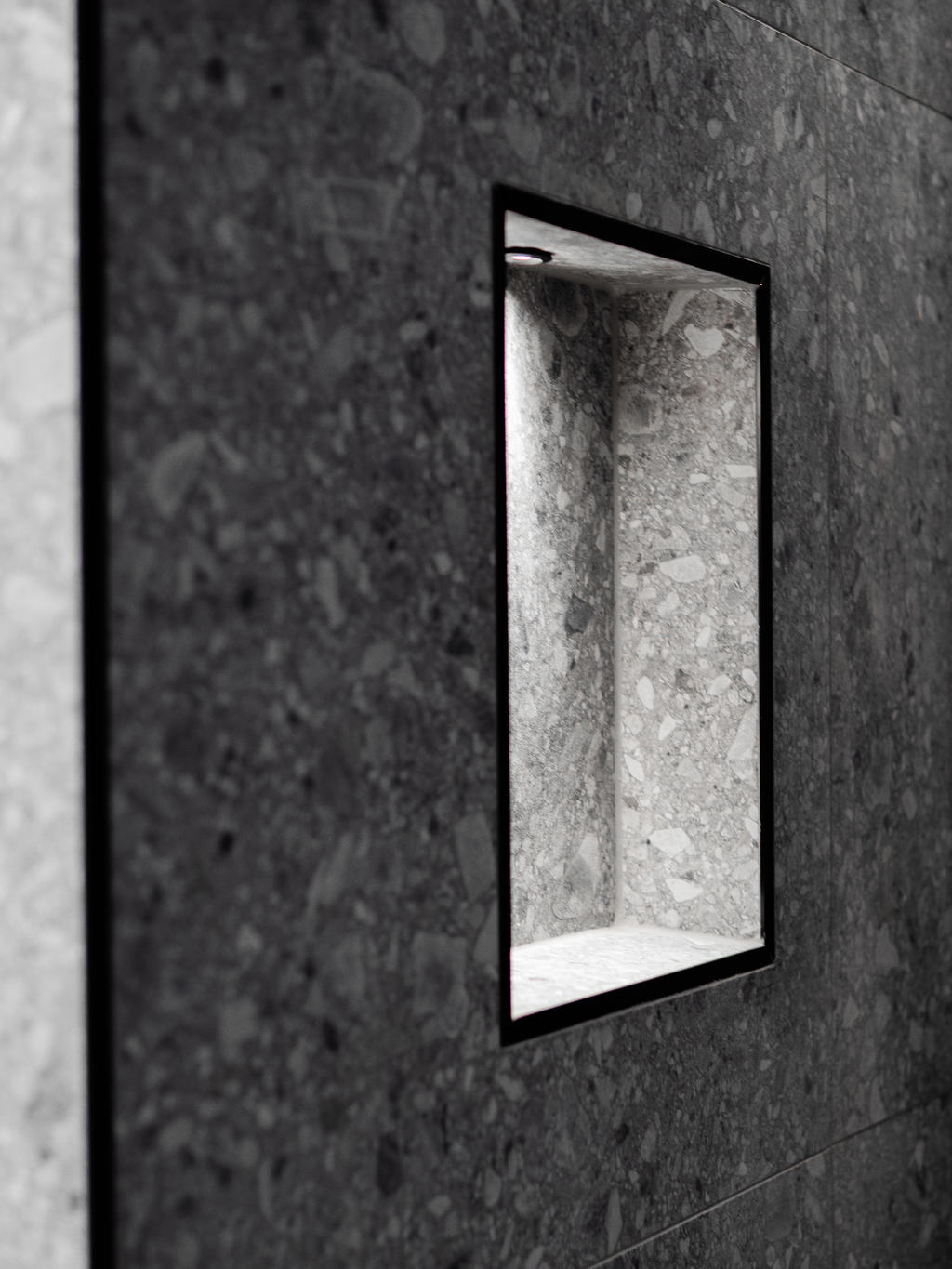 Detaljbild hylla i dusch