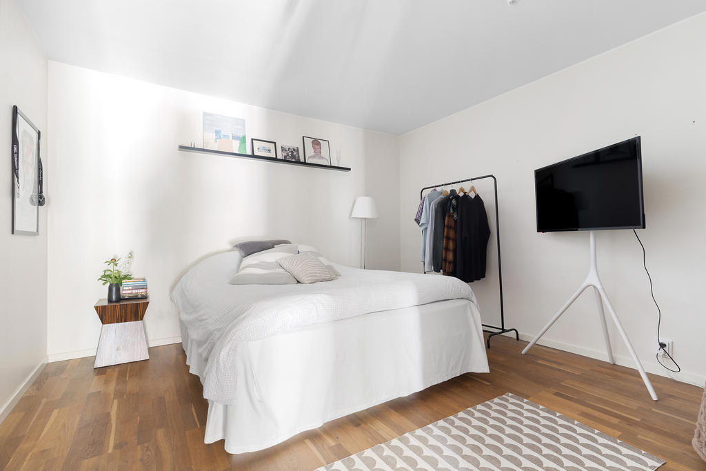 Sovrum 5 är skapat i soutteräng delen på ett smart sätt