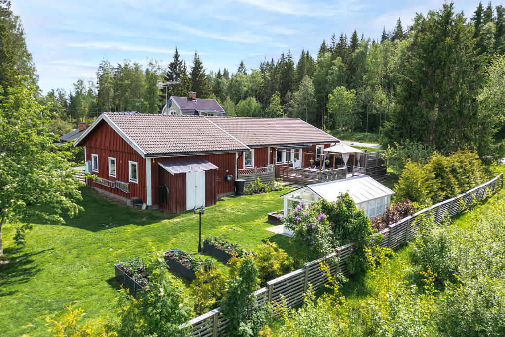 Fasad, baksida och trädgård