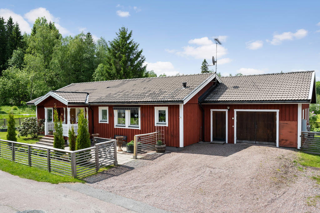Framsidan av huset med garage