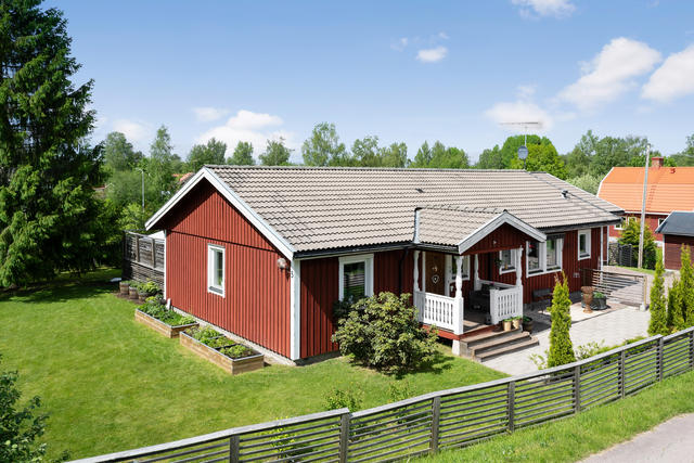 Fasad och trädgård