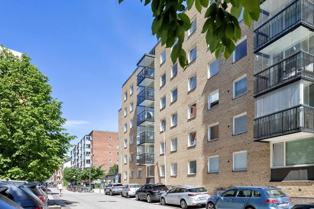 Välkommen till Dragarbrunnsgatan 60 - En väldisponerad bostad med inglasad balkong!