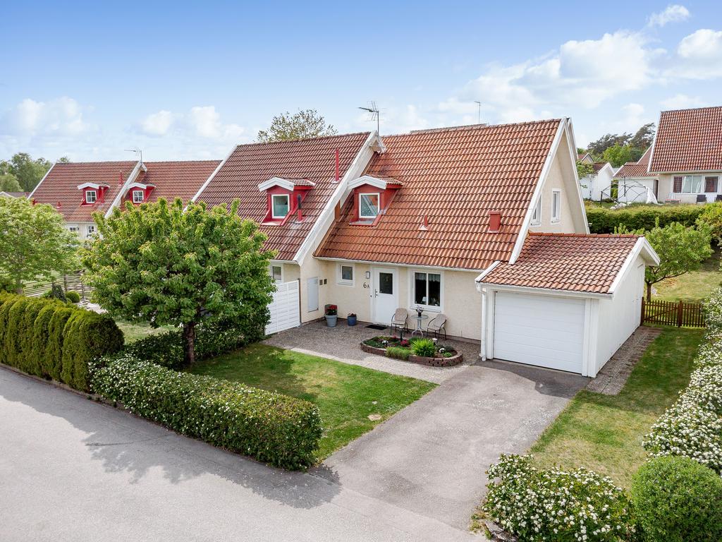 Översiktsbild över fastigheten från gatan