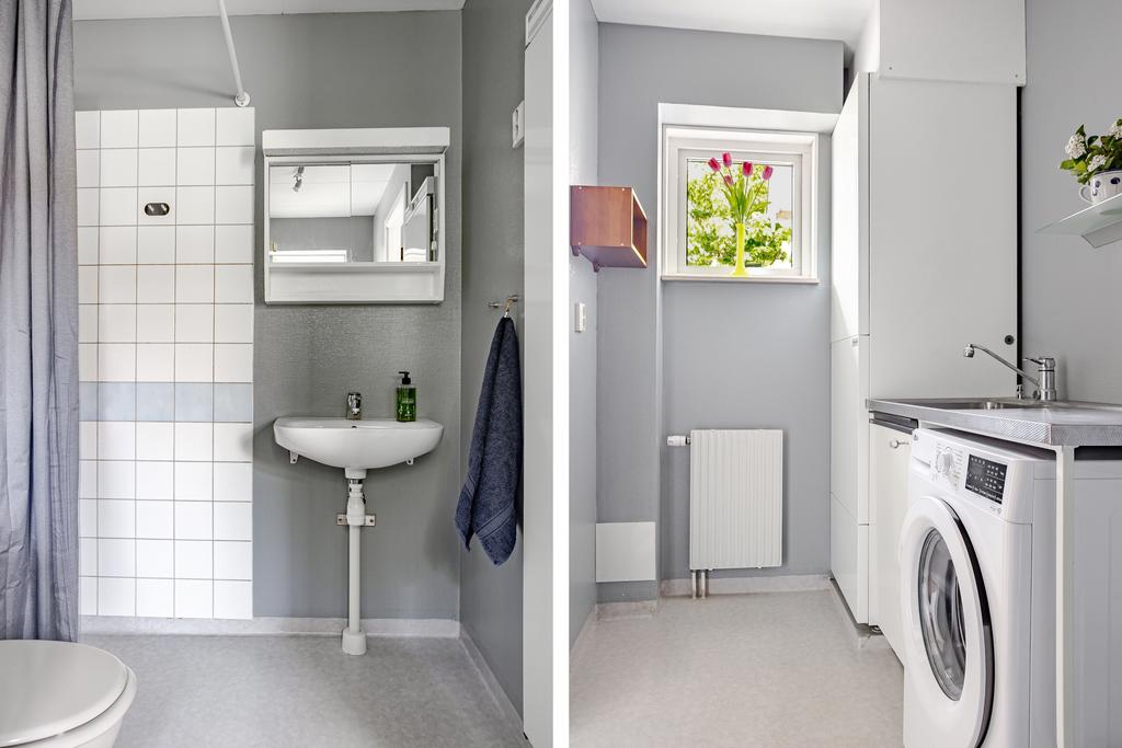 Tvättstugan är integrerad i badrummet och har tvättmaskin samt förvaringshyllor för klädvård