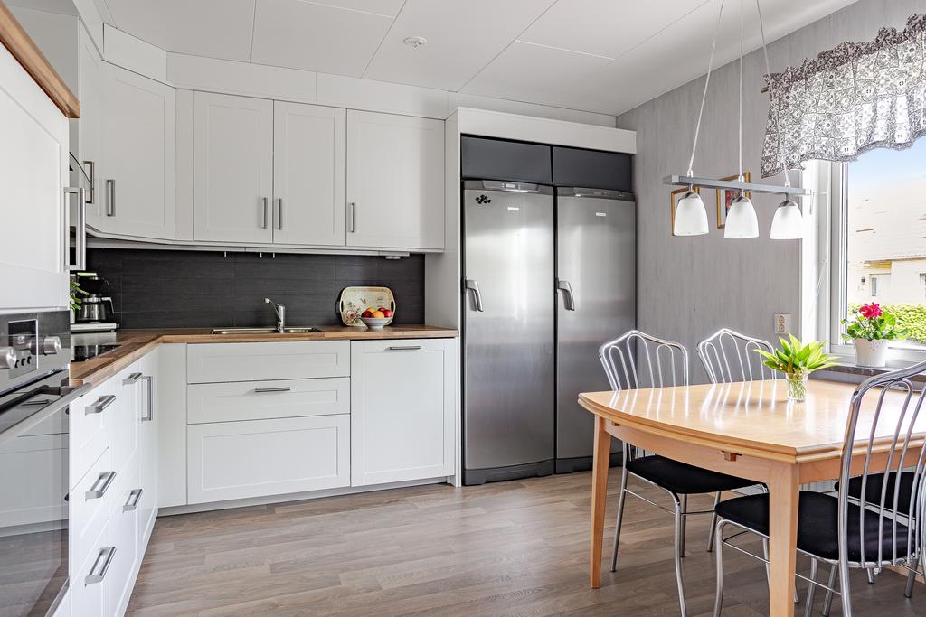 Köket är utrustat för daglig matlagning och rymmer en matplats med flera sittplatser