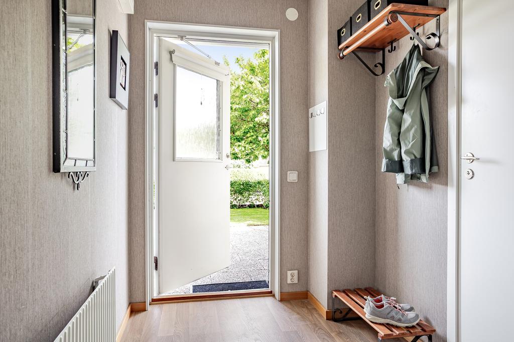 Vid entrén möts man av en rymlig hall med goda möjligheter för avhängning av ytterkläder och förvaring