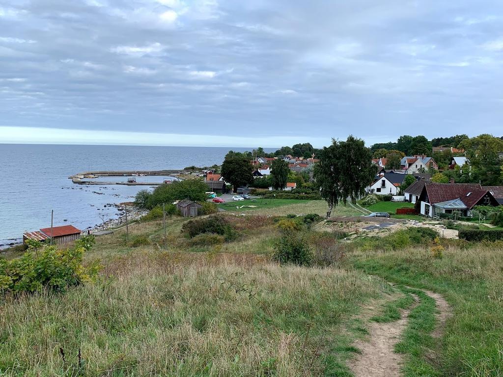 Viks fiskeby, på väg mot stranden