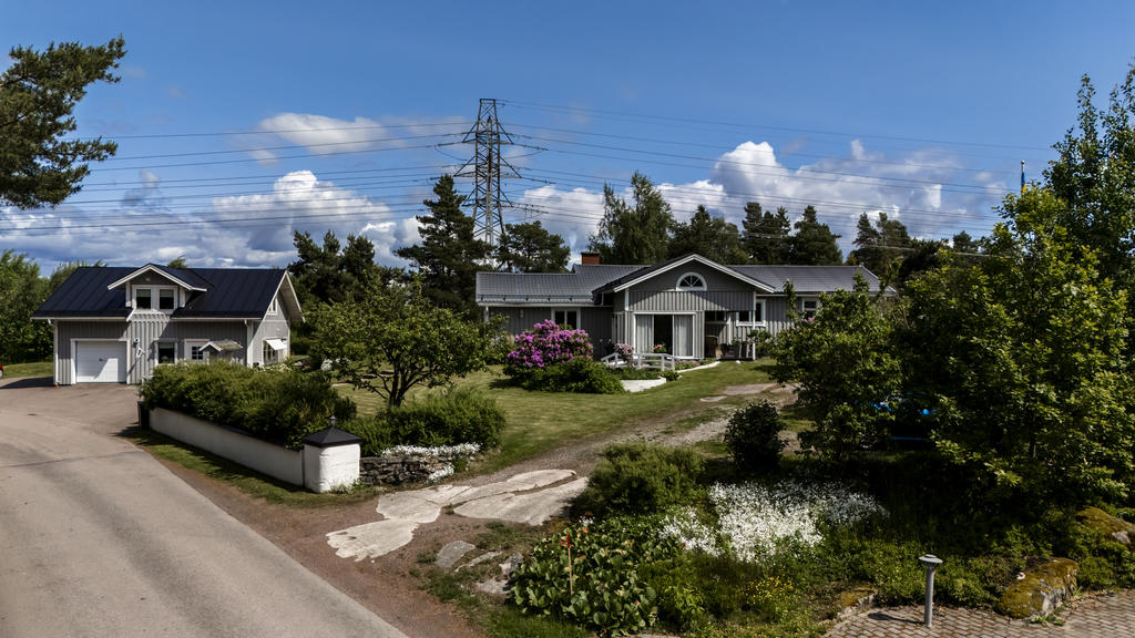 Huvudbyggnad och garage med lägenhet