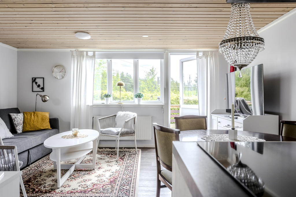 Allrum med utgång till uteplats