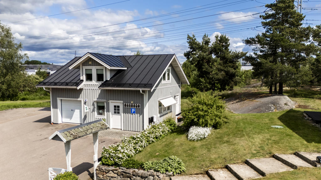Fristående garagebyggnad med inredd lägenhet