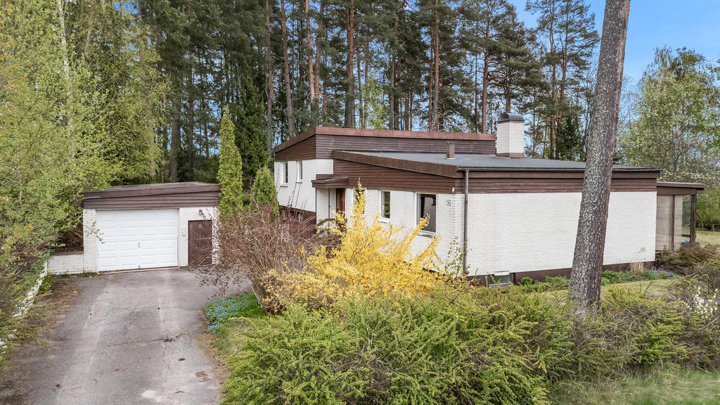Entrésidan med garage