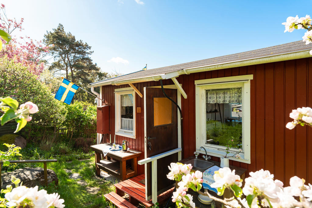 På utsidan finns utekök med diskho och rinnande vatten