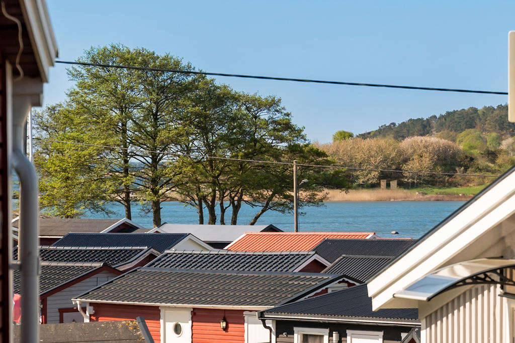Ni skymtar havet från vardagsrum och sovrum samt från trädgården