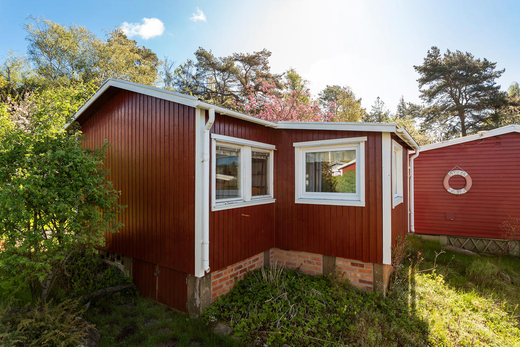 Stugan är idag ca 22 kvm. Max tillåtna byggnadsyta är 35 kvm